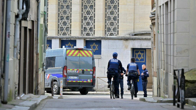 Des policiers en patrouille près de l'entrée d'une synagogue située dans la ville normande de Rouen, où la police française a tué un homme qui tentait de mettre le feu au bâtiment, le 17 mai 2024.