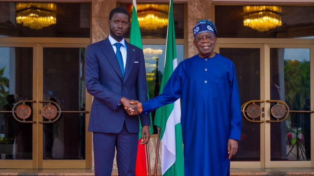 À droite, le Président du Nigéria, Bola Amed Tinubu, accueille le Président du Sénégal, Bassirou Diiomaye Faye, à Abuja au Nigéria.