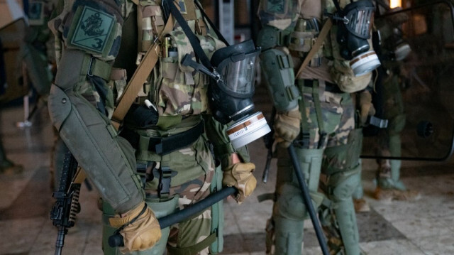 Des soldats français du 8e régiment d'infanterie de marine (8e RIMa) contrôlent l'aéroport de Magenta à Nouméa, en Nouvelle-Calédonie, le 17 mai 2024.