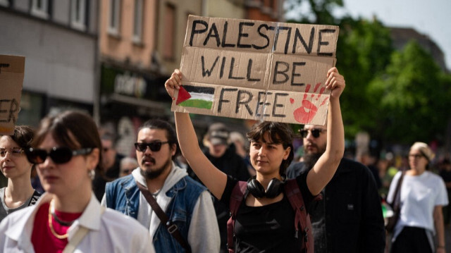 Un manifestant brandit une pancarte de soutien à la Palestine lors d'un rassemblement à l'occasion du 1er mai (fête du travail), célébrant la Journée internationale des travailleurs, à Lille, dans le nord de la France, le 1er mai 2024.