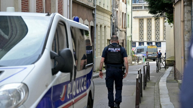 Un homme "souhaitant manifestement mettre le feu" à un synagogue abattu par la police de Rouen, en France, le 17 mai 2024.