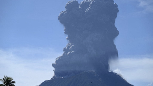 Le mont Ibu crachant une épaisse fumée dans la province indonésienne de Maluku du Nord, le 13 mai 2024.