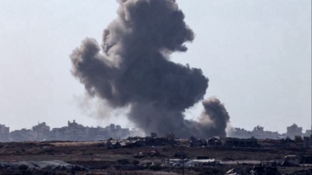 Un panache de fumée provenant d'une explosion s'élève dans la bande de Gaza.
