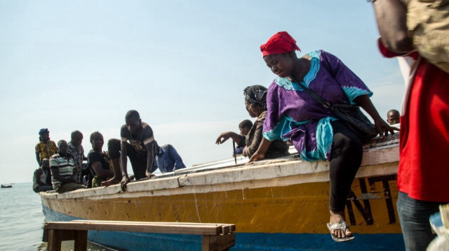 Des réfugiés congolais arrivent au lac Albert par bateau à Sebagoro, en Ouganda, le 15 février 2018.