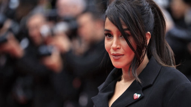 L'actrice Leïla Bekhti porte un pin's en forme de pastèque, symbole palestinien, pour la projection du film "Furiosa : Une Saga Mad Max" lors de la 77e édition du Festival de Cannes, le 15 mai 2024.