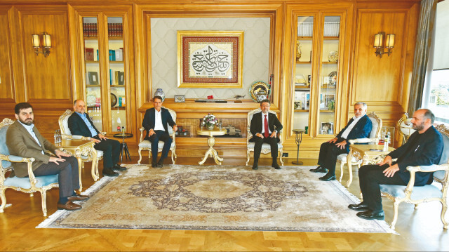 Tarım ve Orman Bakanı İbrahim Yumaklı, Albayrak ailesini ziyaret etti.