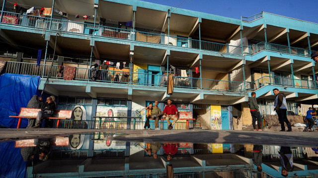 Des Palestiniens déplacés marchant dans la cour d'une école de l'UNRWA à Nuseirat, dans le centre de la bande de Gaza, le 17 mai 2024, alors que le conflit entre Israël et le groupe militant Hamas se poursuit.