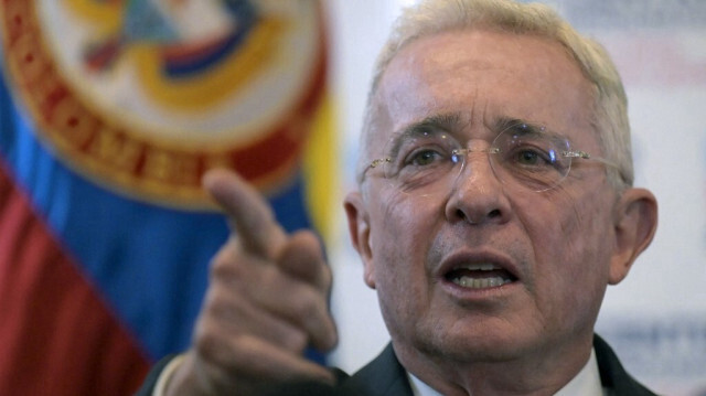 L'ancien président colombien (2002-2010) Alvaro Uribe s'exprime lors d'une conférence de presse après avoir témoigné sur le massacre de 1997 au bureau du procureur général à Bogota, le 27 novembre 2023.