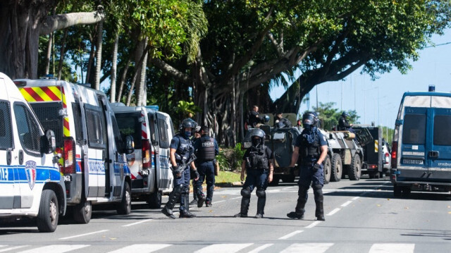 Des policiers en tenue anti-émeute sont vus à l'extérieur d'un poste de police à Nouméa, territoire français de Nouvelle-Calédonie dans le Pacifique, le 18 mai 2024.