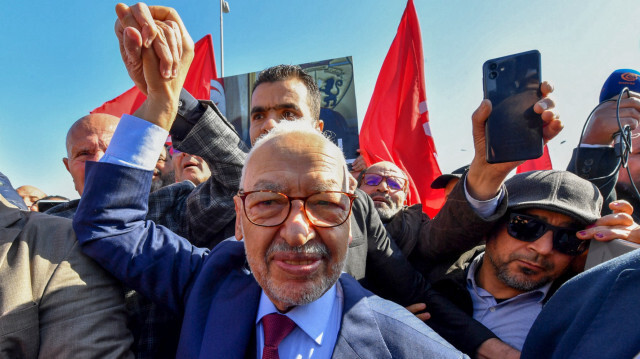 Le chef du mouvement tunisien Ennahdha, Rached Ghannouchi, saluant ses partisans à son arrivée au poste de police de Tunis, le 21 février 2023, en réponse à la convocation d'un juge d'instruction.