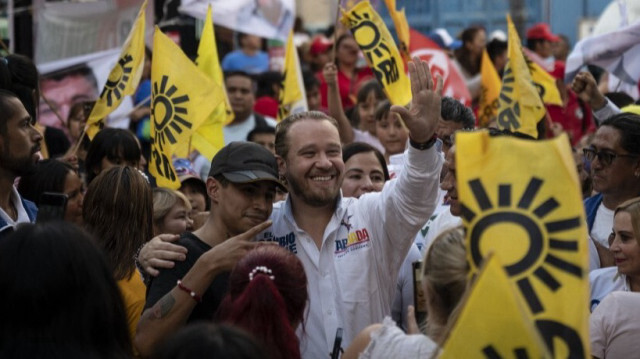 Le candidat de l'opposition à la mairie de Mexico, Santiago Taboada, du parti de coalition Fuerza y Corazon por Mexico, salue ses partisans à son arrivée à un meeting de campagne électorale à Iztapalapa, Mexico, le 17 mai 2024.