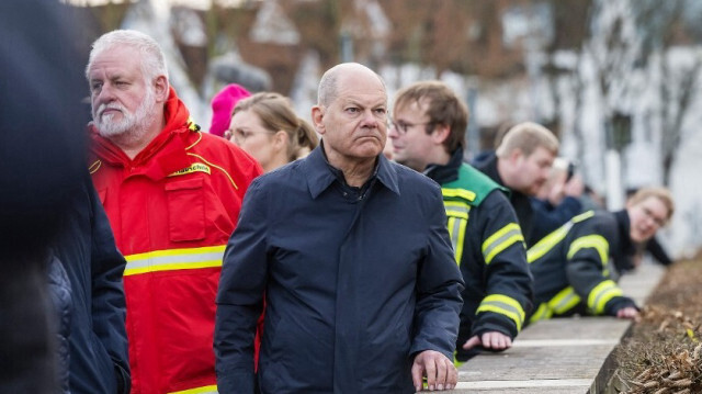 Le chancelier allemand Olaf Scholz observe les inondations et les dégâts à Verden, dans l'ouest de l'Allemagne, le 31 décembre 2023.