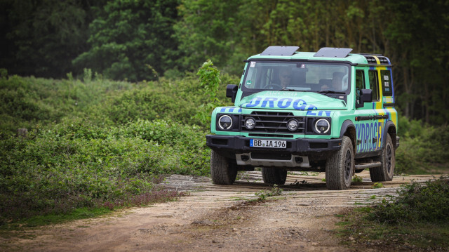 Une voiture Grenadier à hydrogène d'Ineos est conduite hors route sur une piste d'essai lors d'un événement "Roadmap to Decarbonisation" au centre d'essai UTAC Millbrook près de Bedford, le 13 mai 2024. Lynn Calder, PDG d'INEOS Automotive, a présenté l'approche de l'entreprise pour parvenir à la décarbonisation des transports tout en répondant aux besoins des conducteurs du monde entier, avec différents cas d'utilisation des véhicules et différentes infrastructures énergétiques.