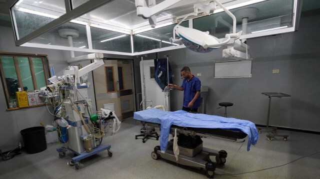 Un infirmier se tient dans une salle d'opération à l'hôpital européen de Khan Yunis, dans le sud de la bande de Gaza, le 17 mai 2024.