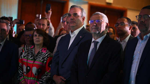 Le président de la République dominicaine et candidat à la présidence du Parti révolutionnaire moderne (PRM), Luis Abinader (C-gauche), participant à une réunion avec des délégations d'observateurs électoraux internationaux à l'hôtel Catalonia à Saint-Domingue, le 18 mai 2024, à la veille des élections présidentielles.