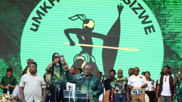 L'ancien président sud-africain et chef du nouveau parti uMkhonto weSizwe (MK), Jacob Zuma (C), s'adresse à ses partisans lors du lancement du mandat du peuple au stade Orlando de Soweto, le 18 mai 2024.