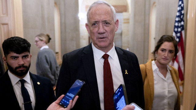 Benny Gantz, membre du cabinet de guerre israélien, s'adresse aux médias après une réunion avec le chef de la minorité du Sénat Mitch McConnell (R-KY) au Capitole des États-Unis le 4 mars 2024 à Washington, DC.