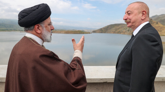 Une photo fournie par la présidence iranienne le 19 mai 2024 montrant le président iranien Ebrahim Raisi (G) et son homologue azéri Ilham Aliyev se rencontrant sur le site de Qiz Qalasi, le troisième barrage construit conjointement par l'Iran et l'Azerbaïdjan sur la rivière Aras, avant la cérémonie d'inauguration.