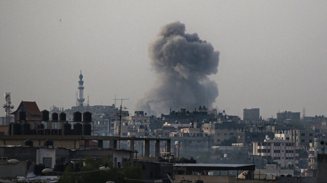 Des volutes de fumée se dégagent lors d'un bombardement israélien à Rafah, dans le sud de la bande de Gaza, le 19 mai 2024, dans le cadre du conflit entre Israël et le groupe militant palestinien Hamas.