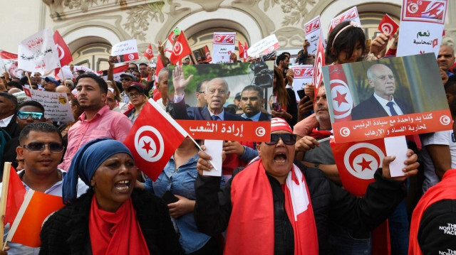 Des partisans du président tunisien scandent des slogans contre la France et brandissent des pancartes lors d'un rassemblement rejetant l'ingérence étrangère dans les affaires intérieures du pays, lors d'un rassemblement à Tunis le 19 mai 2024. 