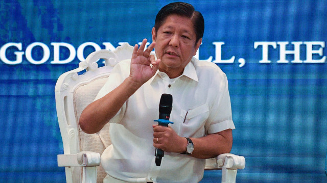Le président philippin Ferdinand Marcos répond aux questions des médias lors d'un forum avec l'Association des correspondants étrangers des Philippines (FOCAP), auquel participaient des membres de l'armée philippine et des diplomates étrangers, dans un hôtel de Manille, le 15 avril 2024. 