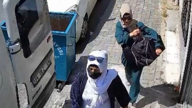  Hırsızların kasayı çanta ile çaldıkları o anlar ise güvenlik kamerasına yansıdı
