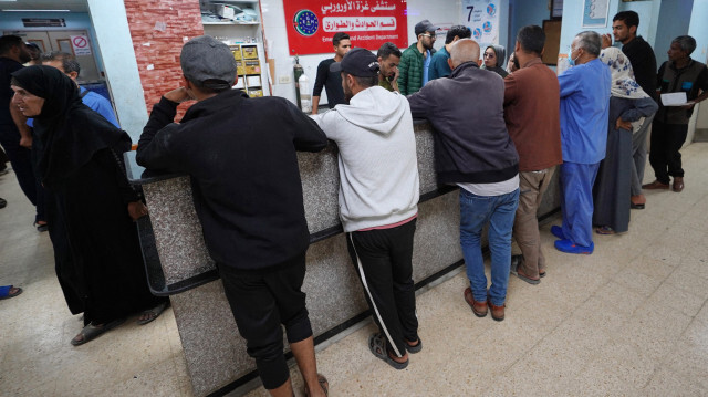 Des Palestiniens attendant des soins médicaux à l'hôpital européen de Khan Yunis, dans le sud de la bande de Gaza, le 17 mai 2024, dans le cadre du conflit qui oppose Israël et le groupe militant Hamas dans le territoire palestinien.