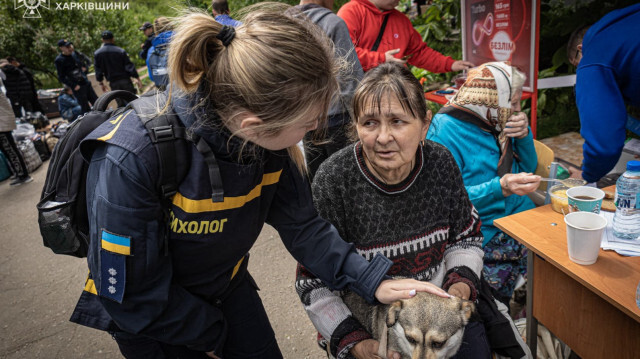 Cette photo prise et diffusée par les services d'urgence ukrainiens le 17 mai 2024 montre des sauveteurs évacuant des civils victimes de bombardements russes dans la région de Kharkiv. 