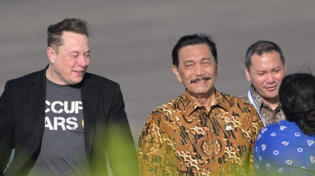 Le milliardaire de la technologie Elon Musk (G) marche avec le ministre indonésien de la coordination des affaires maritimes et de l'investissement Luhut Binsar Pandjaitan (C) lors de son arrivée à l'aéroport international Ngurah Rai de Denpasar, sur l'île indonésienne de Bali, le 19 mai 2024.