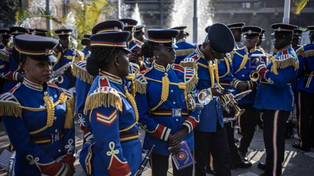 Des membres de la fanfare présidentielle de la police kényane attendent l'arrivée des dirigeants africains au Kenyatta International Convention Centre (KICC) lors du Sommet africain sur le climat 2023 à Nairobi, le 6 septembre 2023.