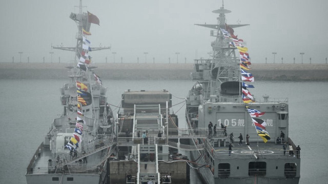 Cette photo prise lors d'un voyage de presse organisé par la marine de l'Armée populaire de libération de Chine (PLAN) à l'occasion de son 75e anniversaire montre le destroyer Jinan de la marine chinoise (à droite) au musée naval de l'APL à Qingdao, dans la province chinoise de Shandong, le 23 avril 2024.
