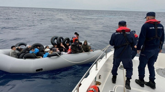 İzmir açıklarında 56 göçmen karaya çıkartıldı.