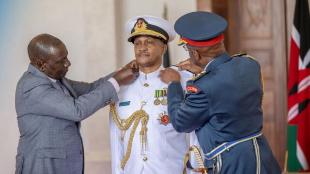 Le président William Ruto a promu le général de corps d'armée Charles Muriu Kahariri au grade de Général d'armée et l'a nommé nouveau chef des forces de défense en remplacement du défunt CDF Francis Ogolla.