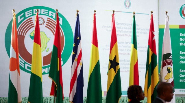 Les drapeaux des pays de la Commission de la Communauté économique des États de l'Afrique de l'Ouest (CEDEAO) sont exposés à l'intérieur de la villa présidentielle du Nigeria, après la session extraordinaire des chefs d'État et de gouvernement de l'organisation à Abuja, au Nigeria, le 24 février 2024.