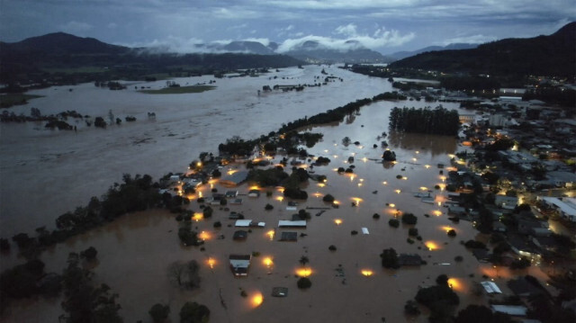 Une vue aérienne montre les zones inondées dans la ville d'Encantado, Rio Grande do Sul, Brésil, le 1er mai 2024.