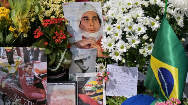 Des personnes déposent des fleurs sur la tombe du pilote brésilien de F1 Ayrton Senna à Sao Paulo, Brésil, le 1er mai 2024, lors du 30e anniversaire de sa mort.