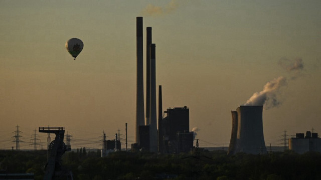Un ballon vole au-dessus de la centrale électrique au charbon "Scholven" à Gelsenkirchen, dans l'ouest de l'Allemagne, le 10 avril 2024. 