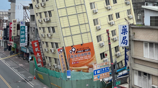 Cette image publiée par l'Agence centrale de presse de Taïwan le 23 avril 2024 montre le bâtiment de l'hôtel complet à Hualien, qui avait déjà été endommagé lors du tremblement de terre du 3 avril 2024, s'inclinant davantage d'un côté après une série de tremblements de terre pendant la nuit.