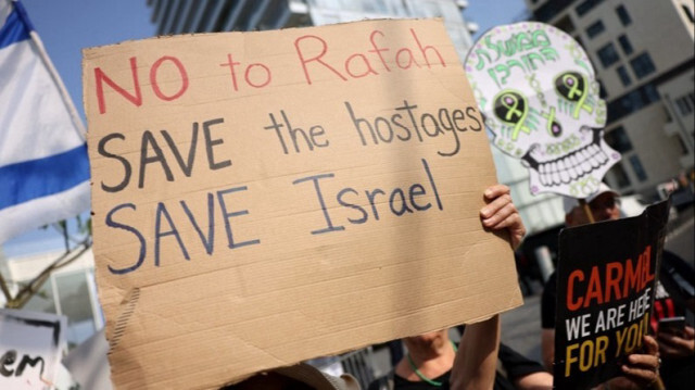 Les familles des otages israéliens ont manifesté à Tel-Aviv, pour exiger la conclusion immédiate d'un accord d'échange avec le Hamas.