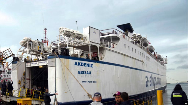 "Акдениз", корабль коалиции "Флотилия свободы", бросает якорь в морском порту Тузла в Стамбуле, Турция, 19 апреля 2024 года.