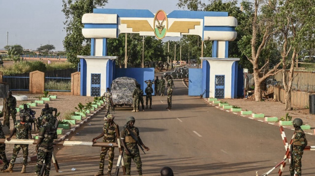 Des soldats montent la garde alors que des partisans du Conseil national de sauvegarde de la patrie (CNSP) du Niger manifestent devant la base aérienne nigérienne et française pour exiger le départ de l'armée française du Niger, à Niamey, le 16 septembre 2023.