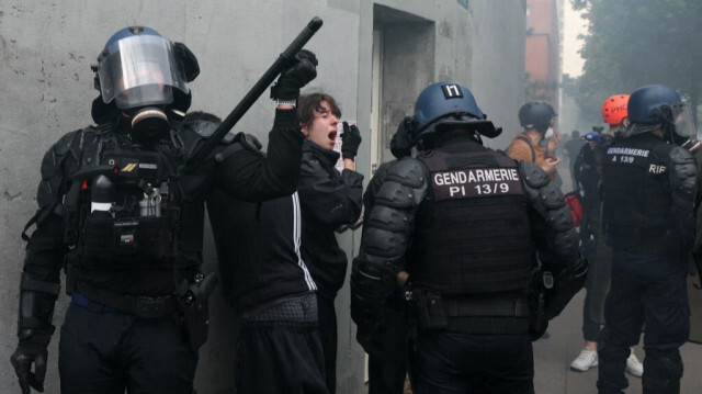 Des manifestants interpellés par des gendarmes français lors d'un rassemblement à l'occasion du 1er mai (fête du travail), à Paris, le 1er mai 2024.