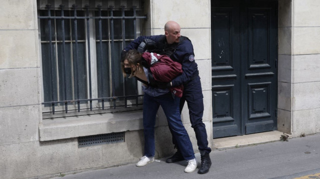 Un policier retient une étudiante lors d'un rassemblement de soutien aux Palestiniens à l'université de la Sorbonne, à Paris, le 29 avril 2024.