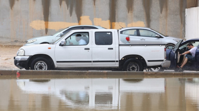 Une voiture se reflète dans l'eau stagnante dans la capitale saoudienne, Riyad, à la suite de vents violents et de fortes pluies dans la nuit du 1er mai 2024, qui ont inondé les routes dans différentes régions du royaume. 