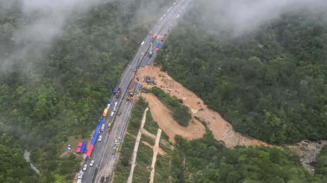 Cette photo prise le 1er mai 2024 montre une vue aérienne d'une section effondrée d'une autoroute près de Meizhou, dans la province du Guangdong, dans le sud de la Chine. Au moins 36 personnes sont mortes après l'effondrement d'une partie d'une autoroute en raison de fortes pluies le 1er mai, ont déclaré les médias d'État.