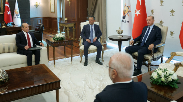 Cumhurbaşkanı ve AK Parti Genel Başkanı Recep Tayyip Erdoğan, Cumhuriyet Halk Partisi (CHP) Genel Başkanı Özgür Özel'i AK Parti Genel Merkezi'nde kabul etti.