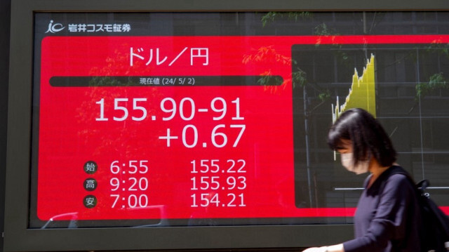 Tableau électronique affichant le taux de change du yen japonais par rapport au dollar américain à Tokyo le 2 mai 2024.