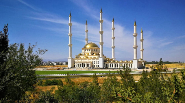 62 Kubbe ve 6 Minaresi ile KKTC’nin En Büyük Camisi Olan Dr. Suat Günsel Camii.