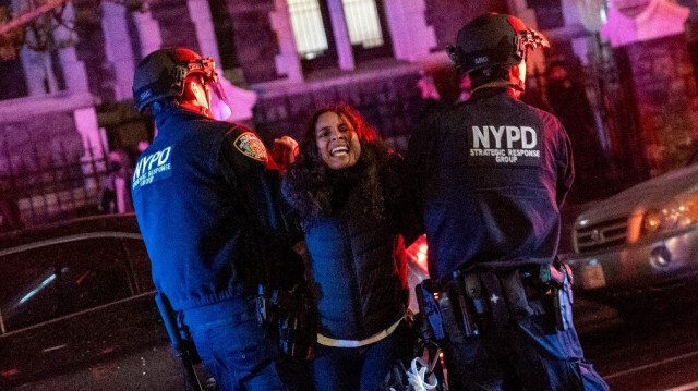 La police arrête violemment une étudiante lors de manifestations pro-palestiniennes au City College Of New York (CUNY), à New York, le 30 avril 2024.