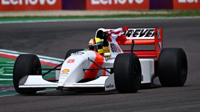 L'ancien champion de Formule 1 allemand Sebastian Vettel conduit la McLaren du pilote brésilien Ayrton Senna, pour marquer le 30e anniversaire de sa mort, avant le Grand Prix de Formule 1 d'Émilie-Romagne sur le circuit d'Imola, le 19 mai 2024.